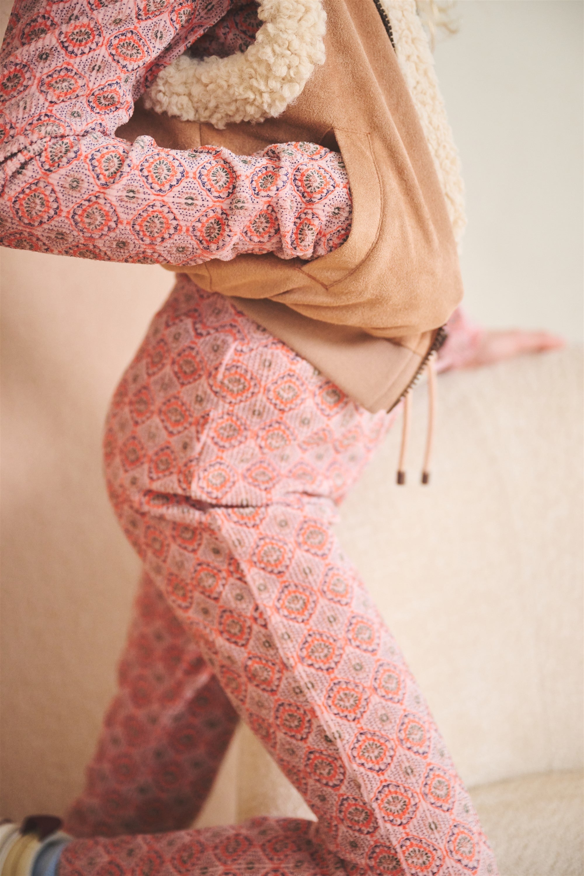 NoNo Kenna Reversible Gilet met Zacht Bont & Suede Taupe