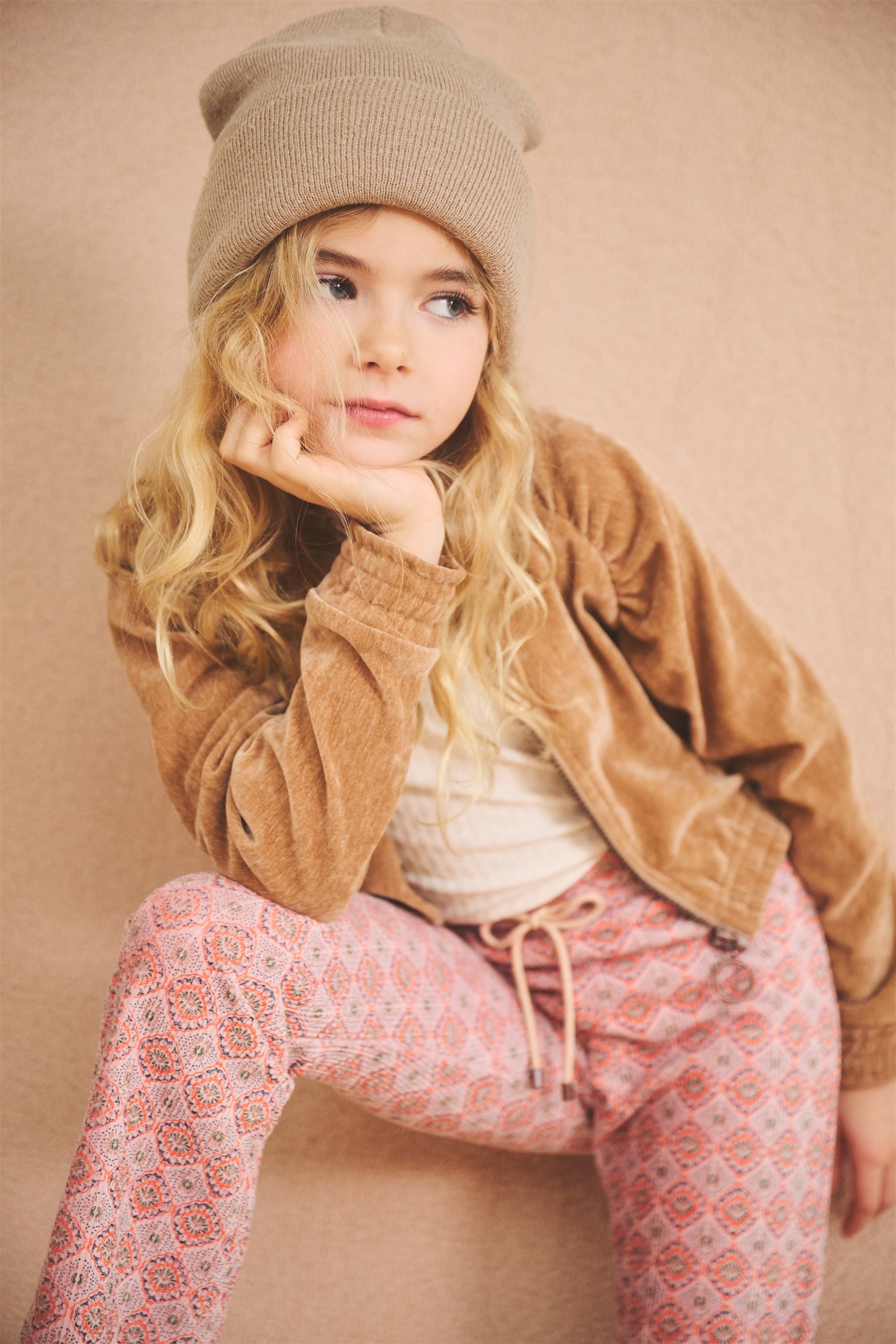 NoNo Doret Cropped Velvet Stretch Vestje Taupe