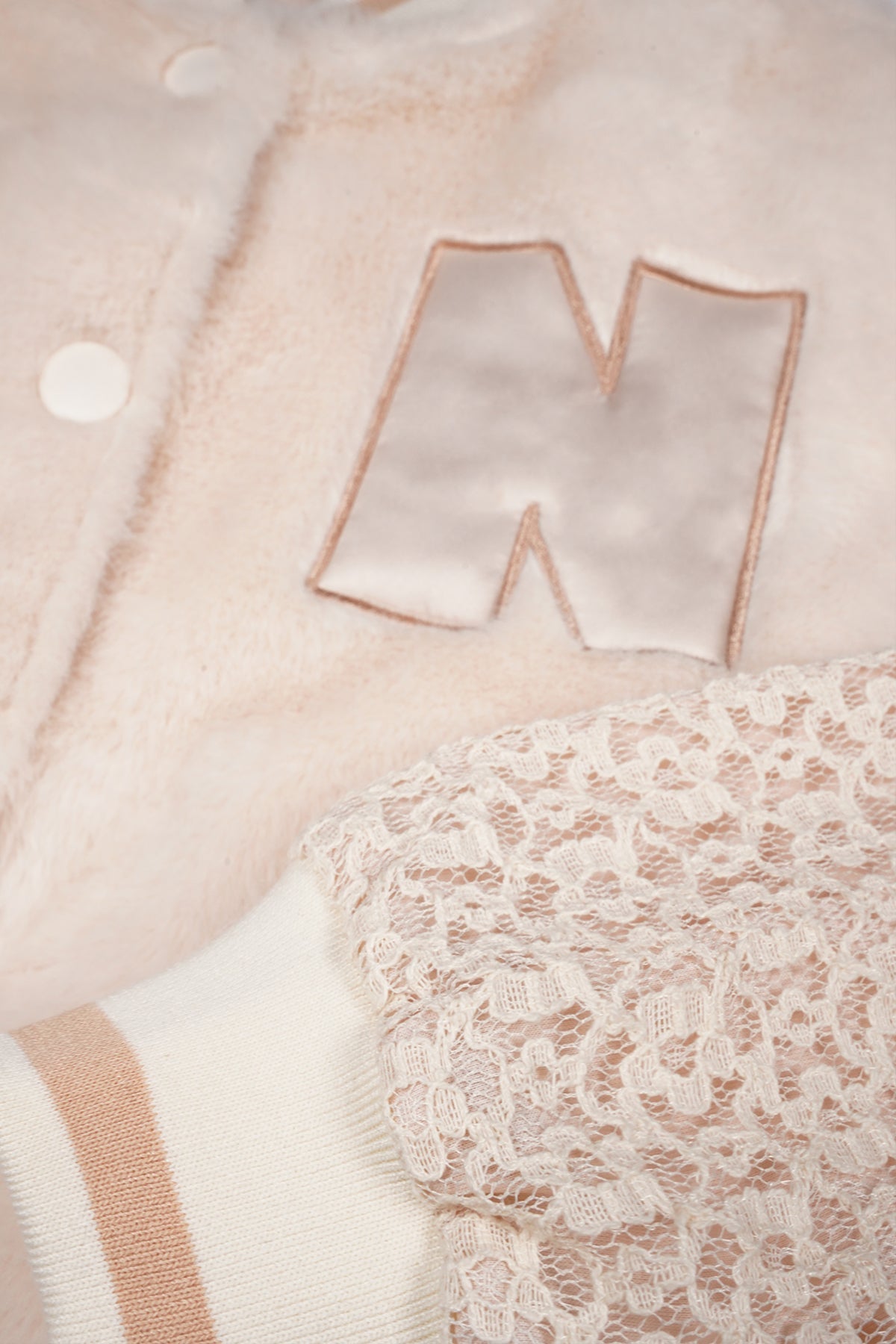 NoNo Darsy Varsity Jasje met Kanten Mouwen Ivoor