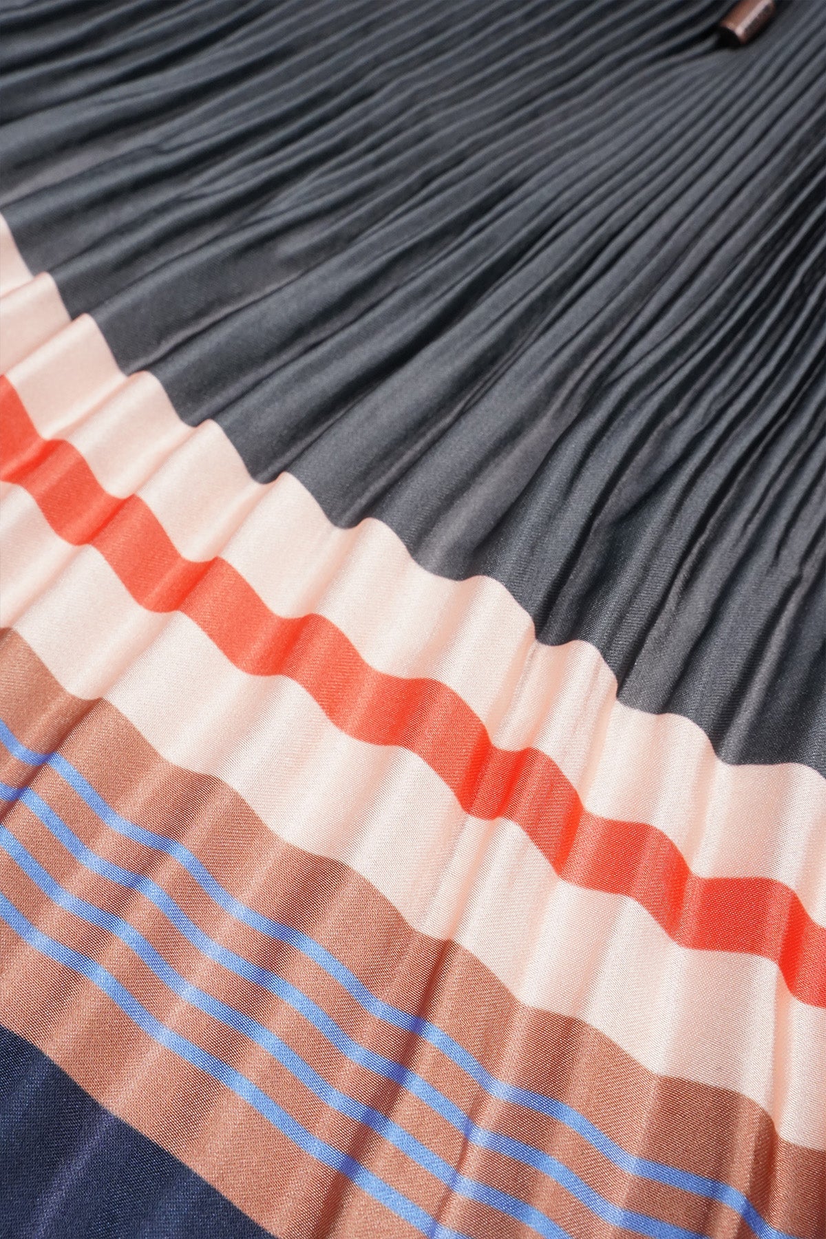 NoNo Nulan Satijnen Plissee Rok met Borderprint Navy