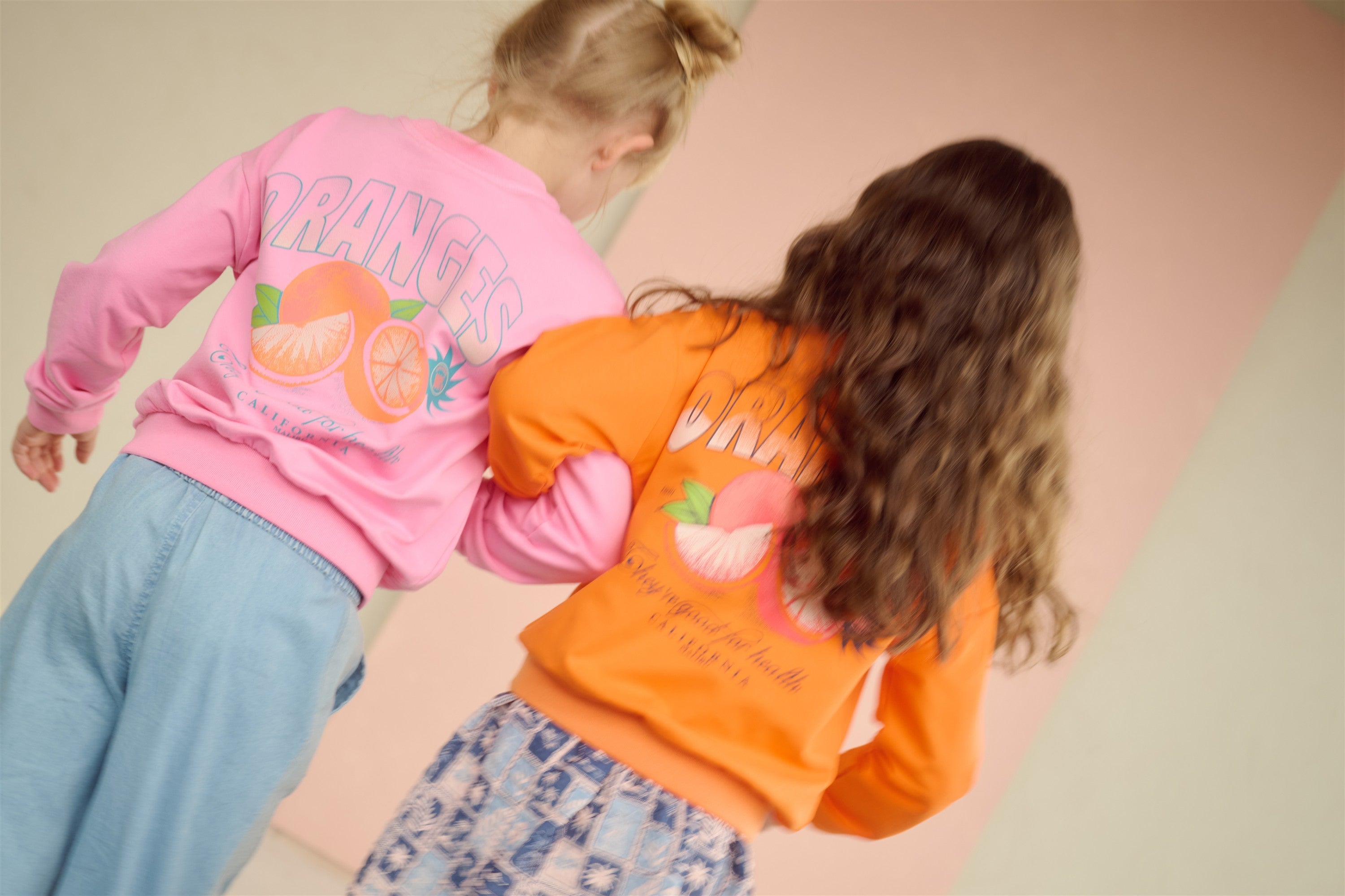 NoNo Konono Sweater met Orange rugprint Roze