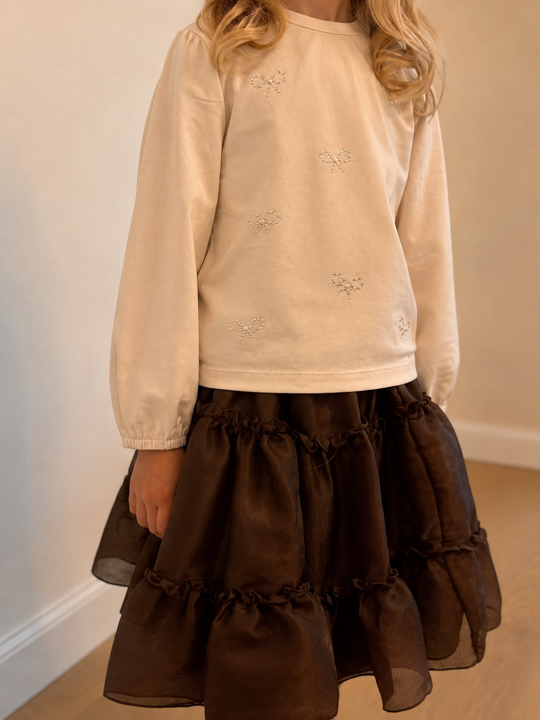NOOR top met strass strikjes - Warm Winter White