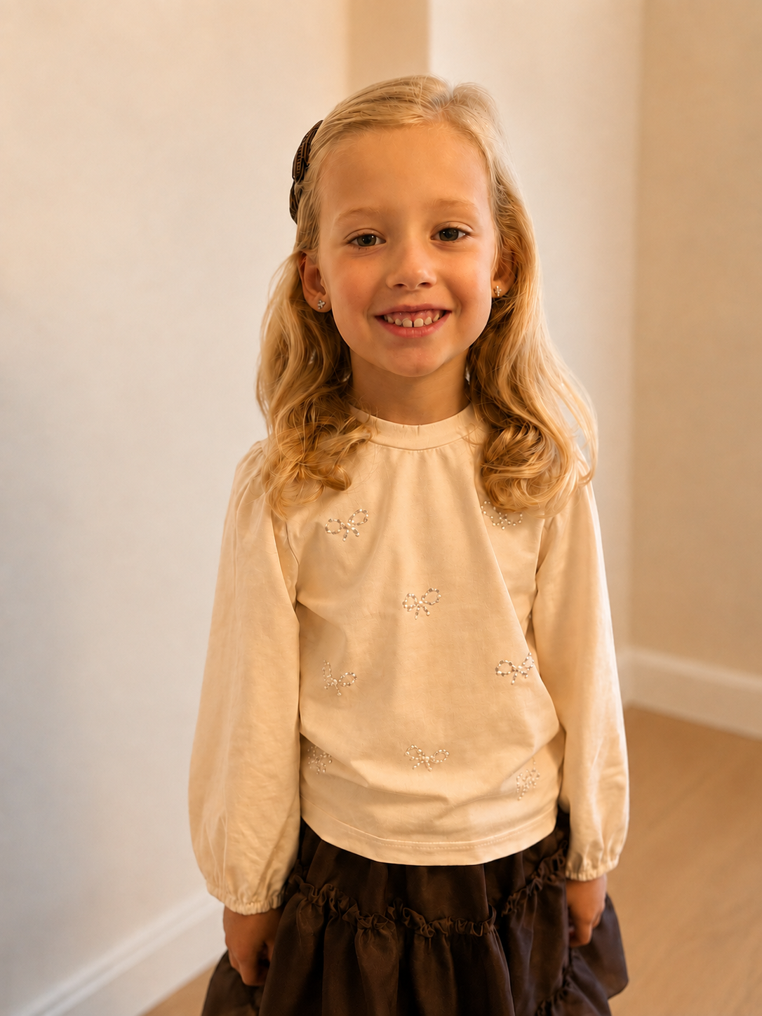 NOOR top met strass strikjes - Warm Winter White