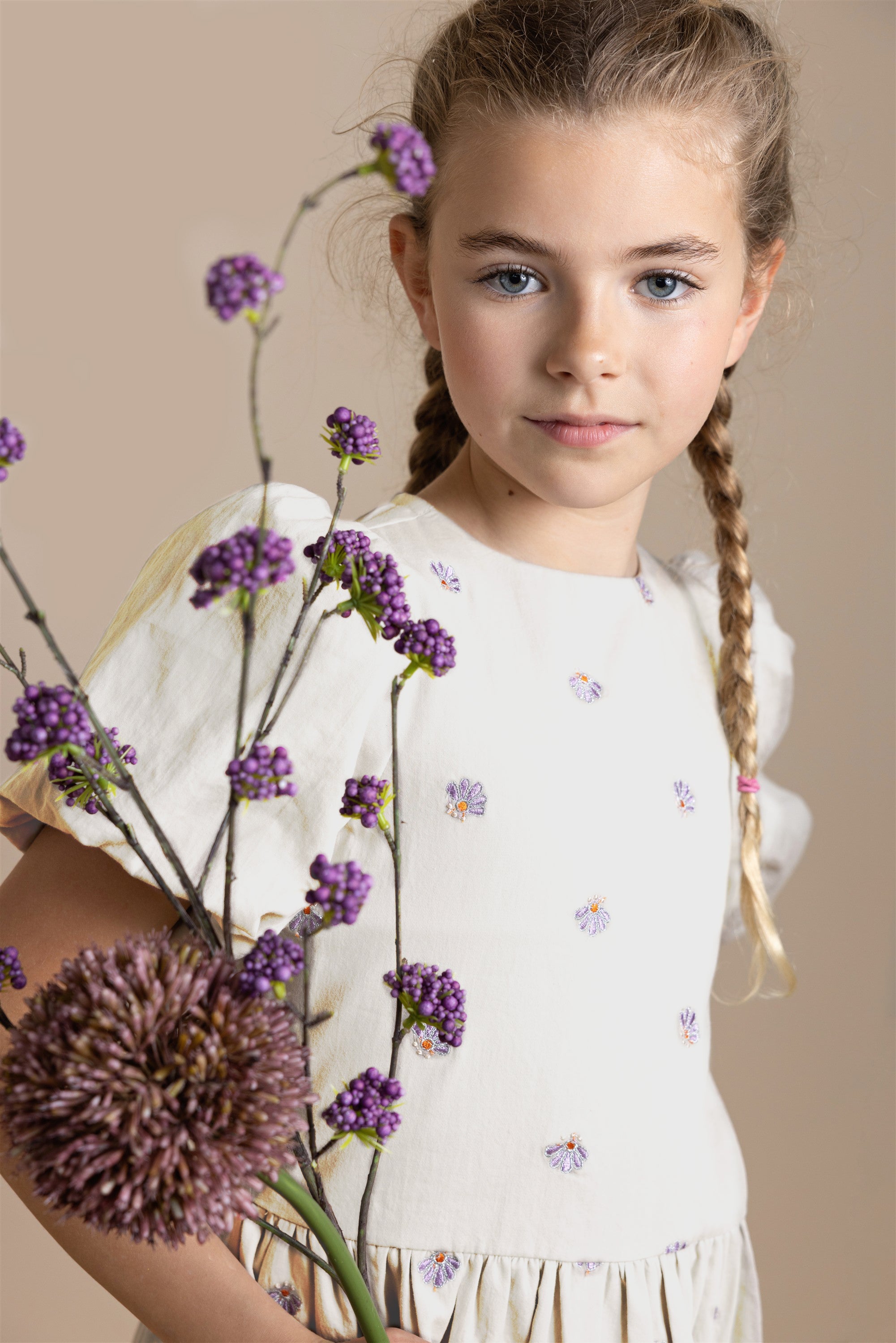 NoNo Mira Geborduurde Jurk Ivoor