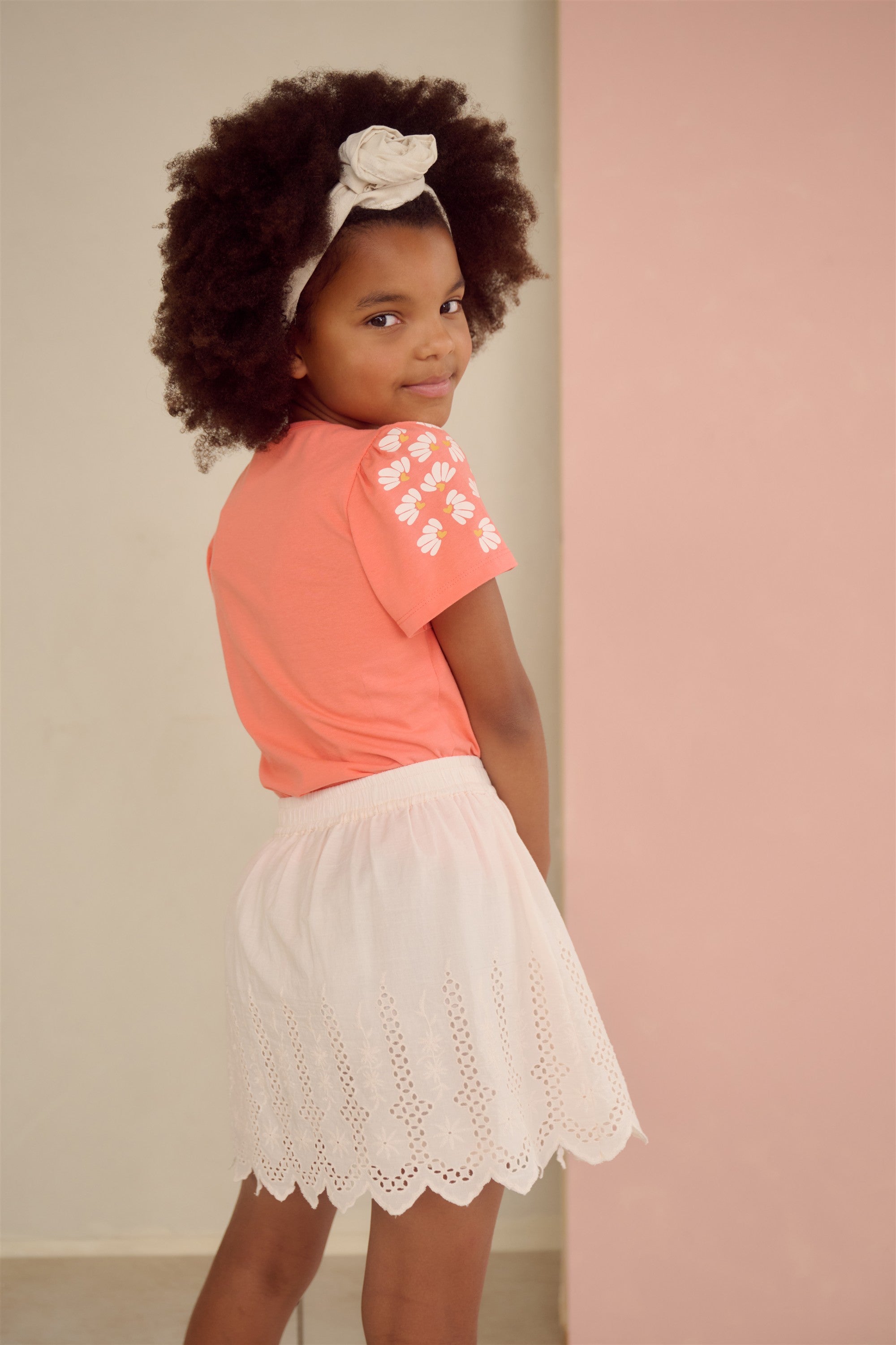 NoNo Kaby T-Shirt Blumenprint auf Ärmel Koralle Orange