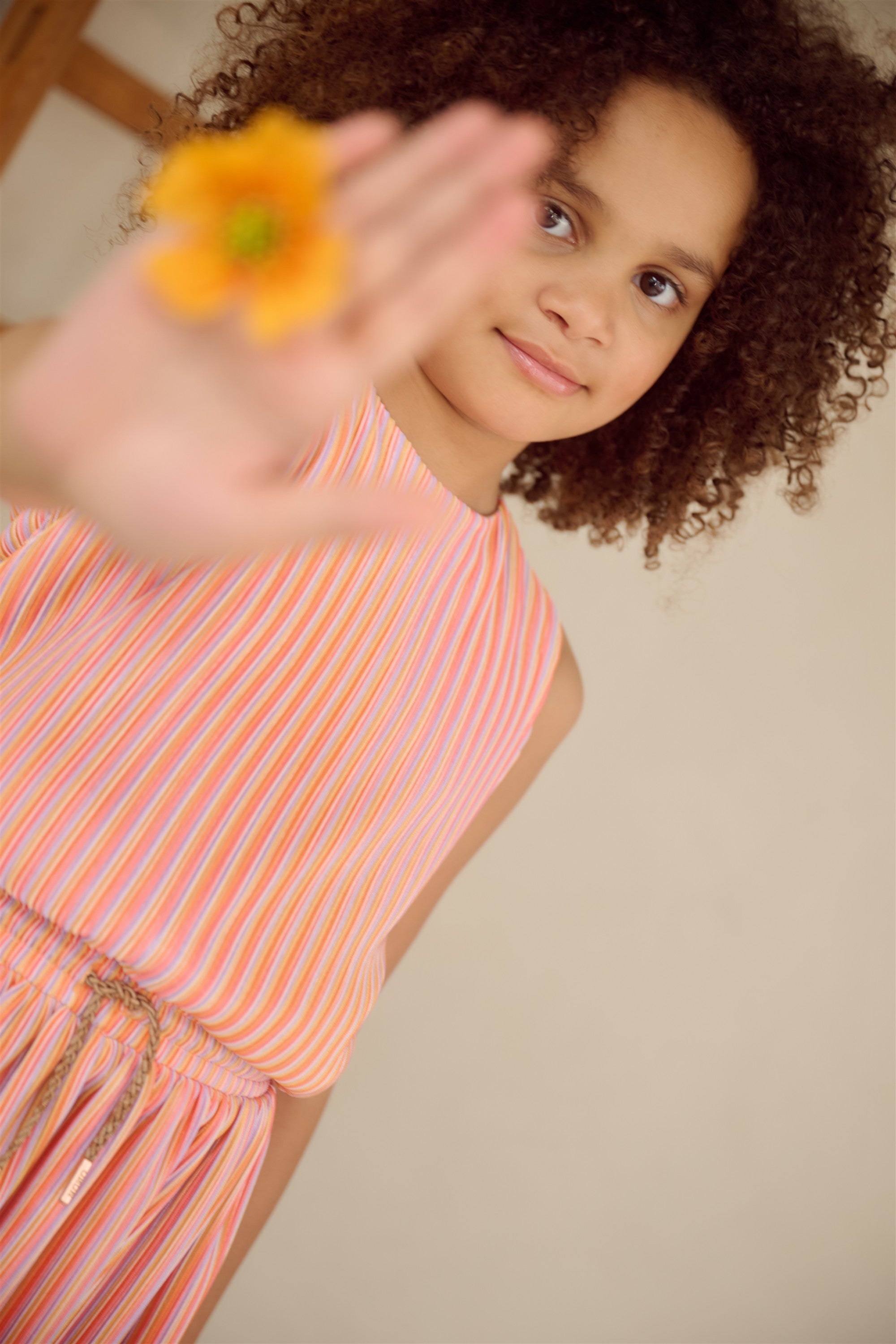 NoNo Miral Gestreiftes Plisseekleid Korallenorange