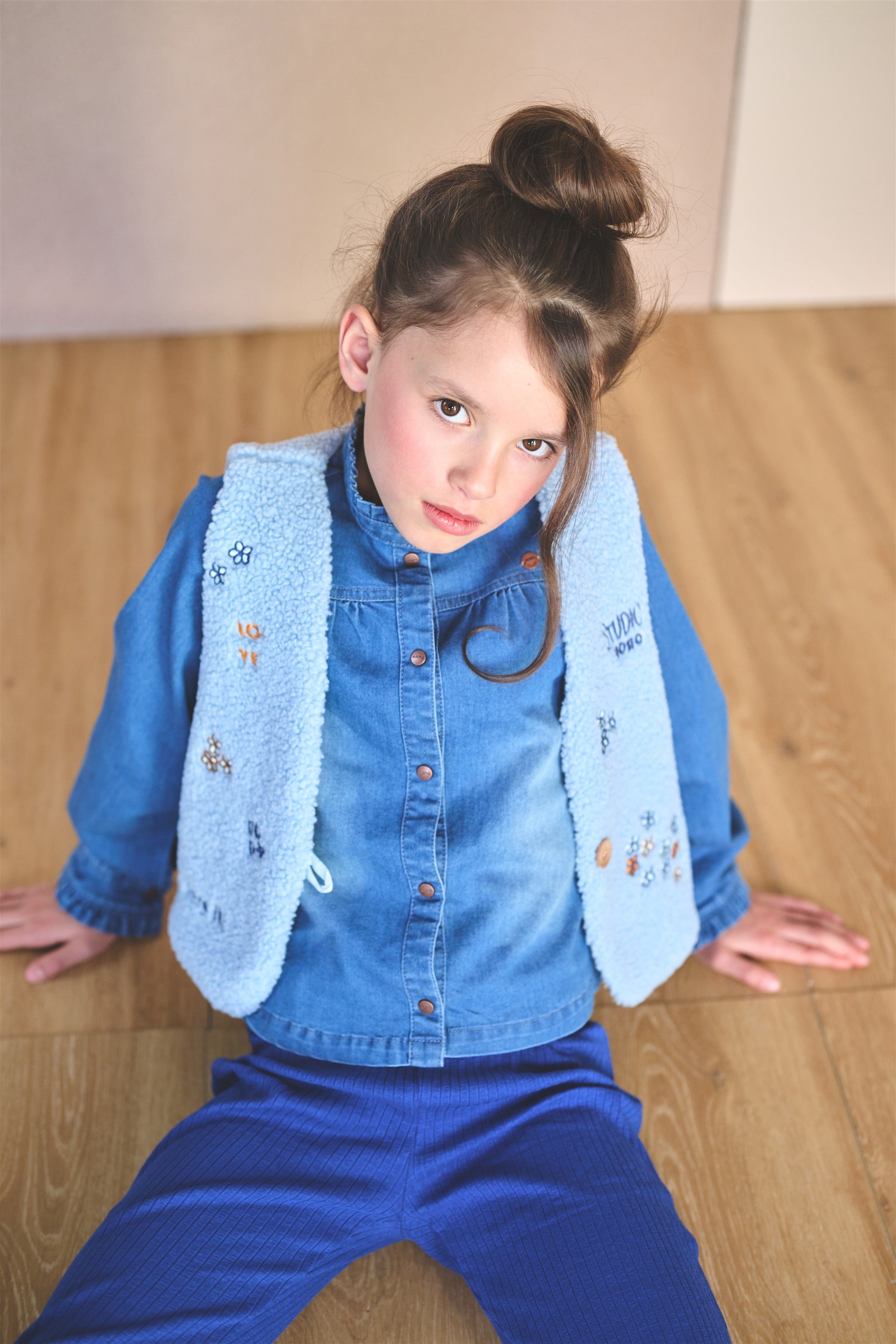 NoNo Kadi Geborduurde Teddy Gilet Lichtblauw
